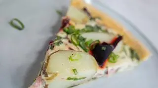 Quiche na kruchym spodzie, z młodymi ziemniakami, botwinką i jajkiem 