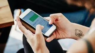 Fexting może szkodzić związkowi. Terapeutka par: "Jest nieunikniony"