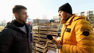 Warszawiacy pomagają firmie transportowej z Ukrainy. " Zależy nam na tym, żeby ten towar się nie zmarnował"