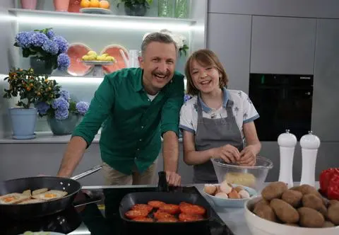 Śniadania na Dzień Dziecka - gotuje Piotr Kucharski z synem Jędrzejem