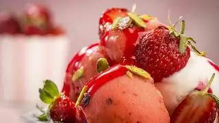 Przepis na domowe lody truskawkowe - jak zrobić samemu?