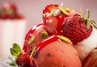 Przepis na domowe lody truskawkowe - jak zrobić samemu?