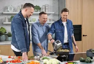 Jak pokroić ananasa? Marcin Prokop i Damian Michałowski sprawdzają trik z TikToka