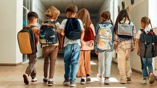 Dzieci na szkolnym korytarzu