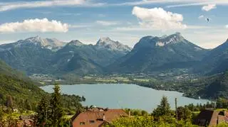 Annecy – miasto i jezioro w sercu gór. Co warto zwiedzić w alpejskiej Wenecji?