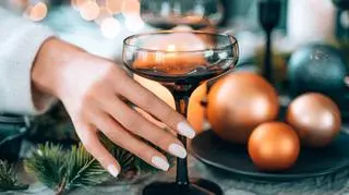 "Frosted nails" to najmodniejszy manicure na zimę 2023/2024. Uwielbia go nawet Kim Kardashian 