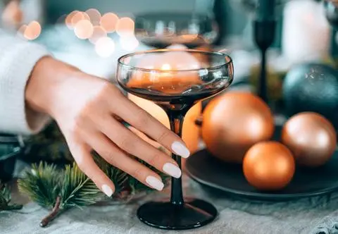 "Frosted nails" to najmodniejszy manicure na zimę 2023/2024. Uwielbia go nawet Kim Kardashian 