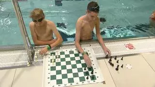 Uczniowie grają w podwodne szachy. 
