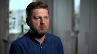 Aranżer muzyczny, który pracuje w ogrzewalni dla osób bezdomnych. "Przede wszystkim pomaga tym ludziom"