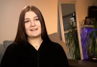 Pierwszą książkę wydała w wieku 18 lat. Zrobiła to w tajemnicy przed rodzicami
