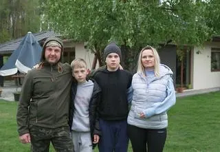 Czy można odebrać dzieci za brak nowego stroju do komunii? "To jest to po prostu tragedia" 