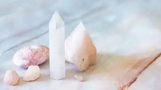 Jakie są właściwości magiczne różowych kamieni? Poznaj rodonit i rodolit