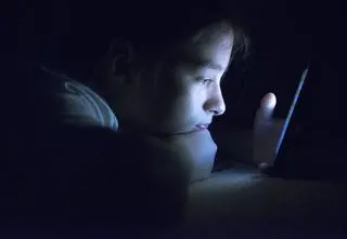 Ilu polskich nastolatków doświadczyło krzywdy seksualnej w Internecie? Przerażające wyniki badań