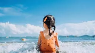 Jak bezpiecznie ubrać dziecko na plażę? Jest kolor, którego warto unikać