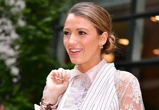 Klasyka w modnym wydaniu, czyli nieprzeciętny styl Blake Lively. Na jakie ubrania i dodatki stawia aktorka?