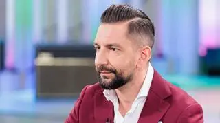 Lekarz pokazał zakrwawione obuwie po operacji. "Ku przestrodze"