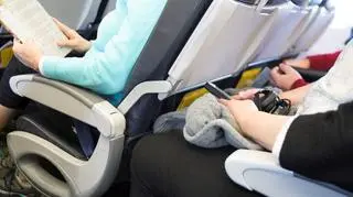 Komu "należą się" środkowe podłokietniki w samolocie? Ekspert do spraw podróży tłumaczy