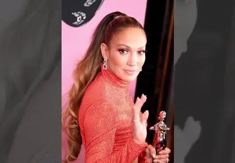 Jennifer Lopez na pokazie Dolce&Gabbana w Wenecji. Makijaż i stylizacja gwiazdy