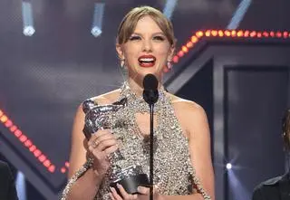 Taylor Swift w "sukience zemsty" ogłosiła premierę nowego albumu. Co działo się na ceremonii rozdania VMA?