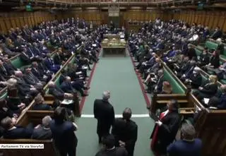 Posłanka dostała upomnienie za przyjście z 3-miesięcznym synkiem do pracy. "Matki w parlamencie nie mogą być widziane ani słyszane"