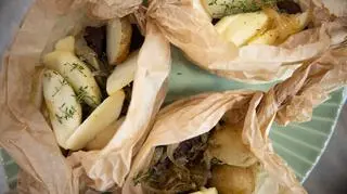 Zapiekane sakiewki z młodymi ziemniakami, kaszanką i jabłkiem