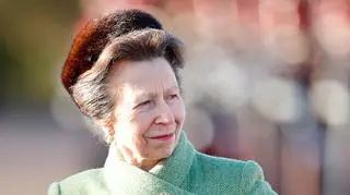 Księżniczka Anna na zdjęciu z dzieciństwa. Obok niej mały król Karol III. "Patrzą na siebie z miłością i szacunkiem"