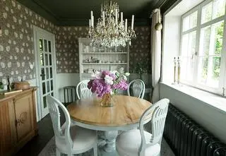 PRL-owska kostka przekształcona w angielską rezydencję. Panują w niej kontrast i nietuzinkowe rozwiązania