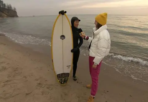 Jak przygotować się do surfingu w sezonie zimowym? "Pływanie zimą ma ogromne uroki" 