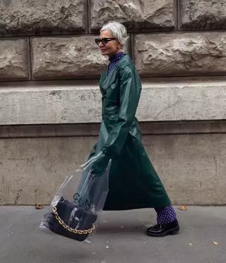 Grece Ghanem w skórzanym płaszczu na ulicach Paryża