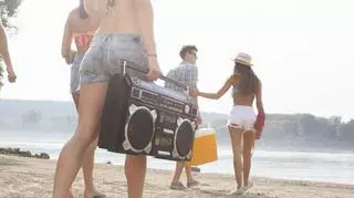 Portugalia wprowadza kary za słuchanie muzyki na plaży. Ile wynosi grzywna?  