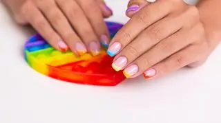 Neon french twist, czyli oryginalny trend w wiosennej stylizacji paznokci. Czym wyróżnia się to modne zdobienie?