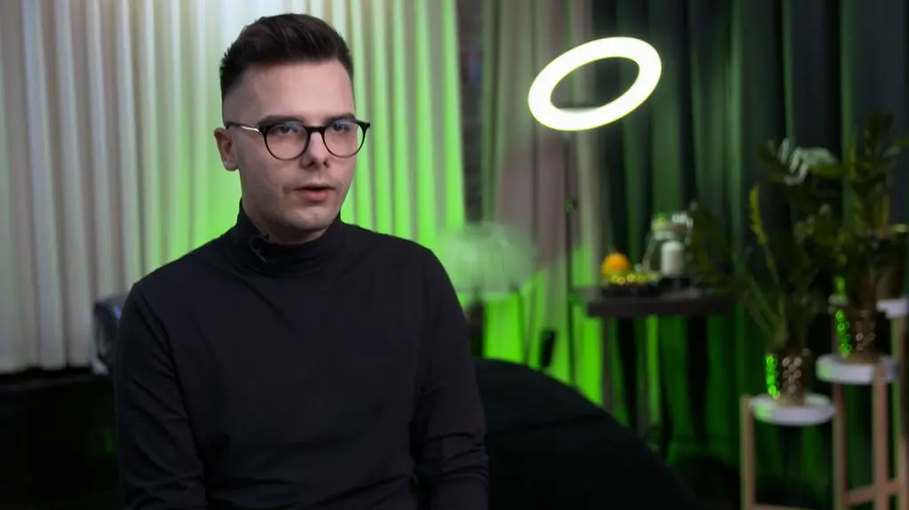 Stylizuje rzęsy w kolorach tęczy