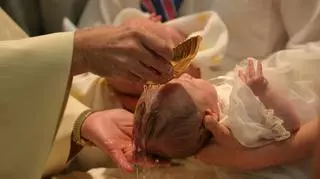 Czy nieślubne dziecko może przyjąć chrzest?  