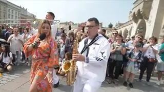 Żołnierze zaśpiewali "Flowers" na krakowskim rynku