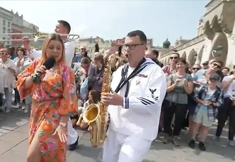 Żołnierze zaśpiewali "Flowers" na krakowskim rynku
