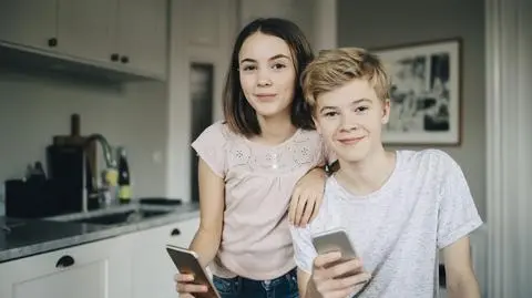Nastolatki z telefonami 