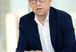 Maciej Orłoś na zdjęciu z młodszą o 20 lat partnerką. "Myślą, że jestem Twoim dziadkiem"