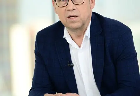 Maciej Orłoś na zdjęciu z młodszą o 20 lat partnerką. "Myślą, że jestem Twoim dziadkiem"