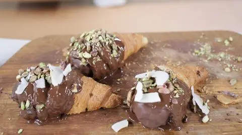 Viralowe lody na patyku w croissancie