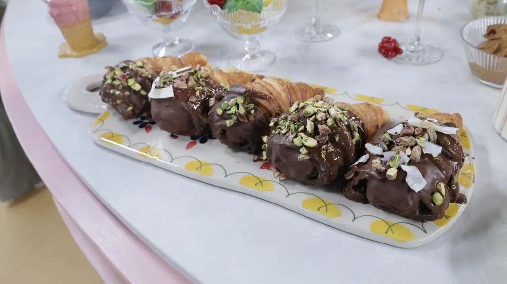 Viralowe lody na patyku w croissancie