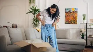 Trzy pary spodni, które podbijają TikToka. Trendy na jesień 2022