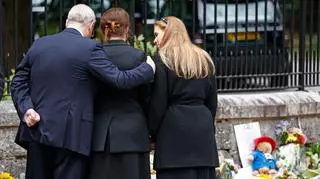 Książę Andrzej, księżniczka Eugenia i księżniczka Beatrycze przed bramą zamku Balmoral