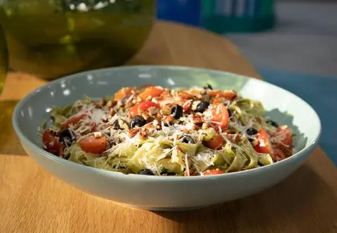 Ziołowe pyszności od Aleksandry Szwed - chili-oil noodles, makaron z pesto i tapenada