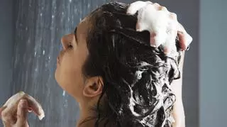 Kobieta myje włosy