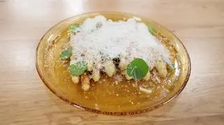 Białe szparagi smażone z orzechem laskowym, palonym masłem i serem pecorino