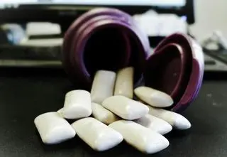 Poczęstował kolegów gumą do żucia. Dzieci trafiły do szpitala 