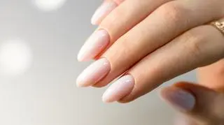 "Strawberry milkshake". Te eleganckie i subtelne paznokcie są hitem wiosny
