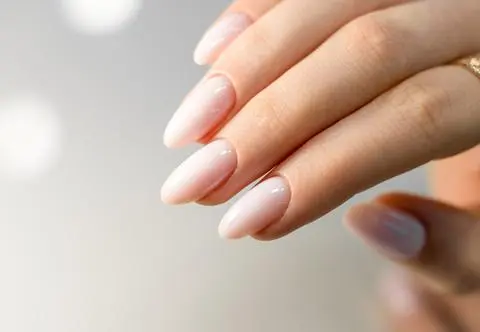 "Strawberry milkshake". Te eleganckie i subtelne paznokcie są hitem wiosny
