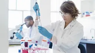 "Wieczne chemikalia" we krwi dzieci. Co to jest PFAS? 