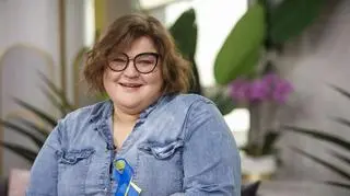 Dominika Gwit pozdrawia fanów z plaży. Na zdjęciu widać, że wiatr zrobił swoje